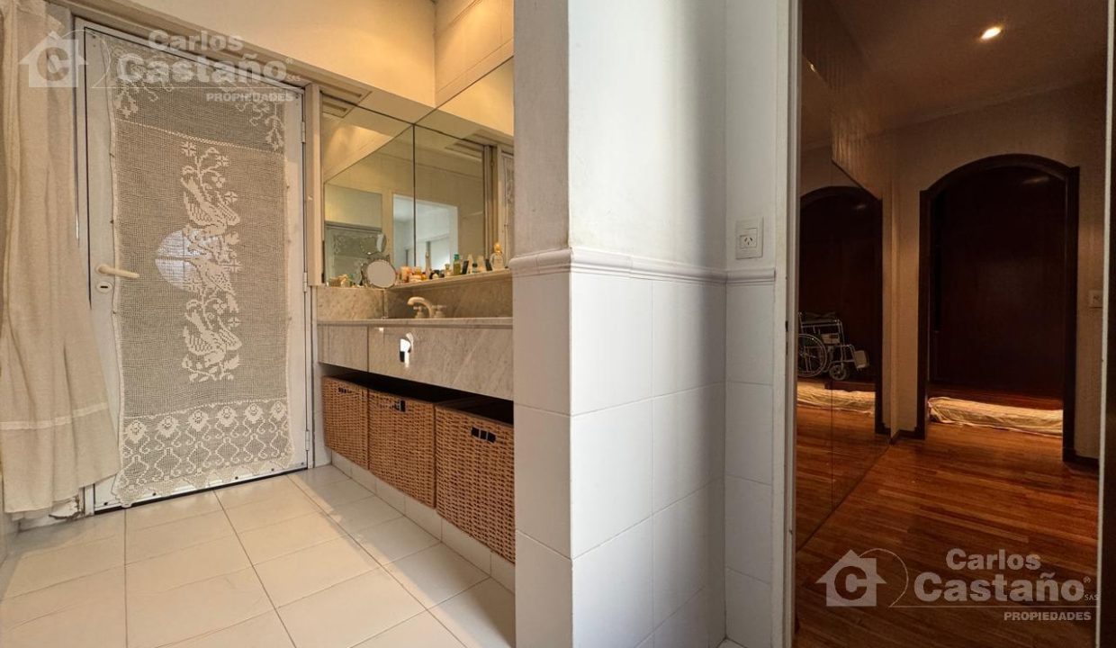 7212034_71167432982950005014352163438564435175674350986811370024322858249440445371012