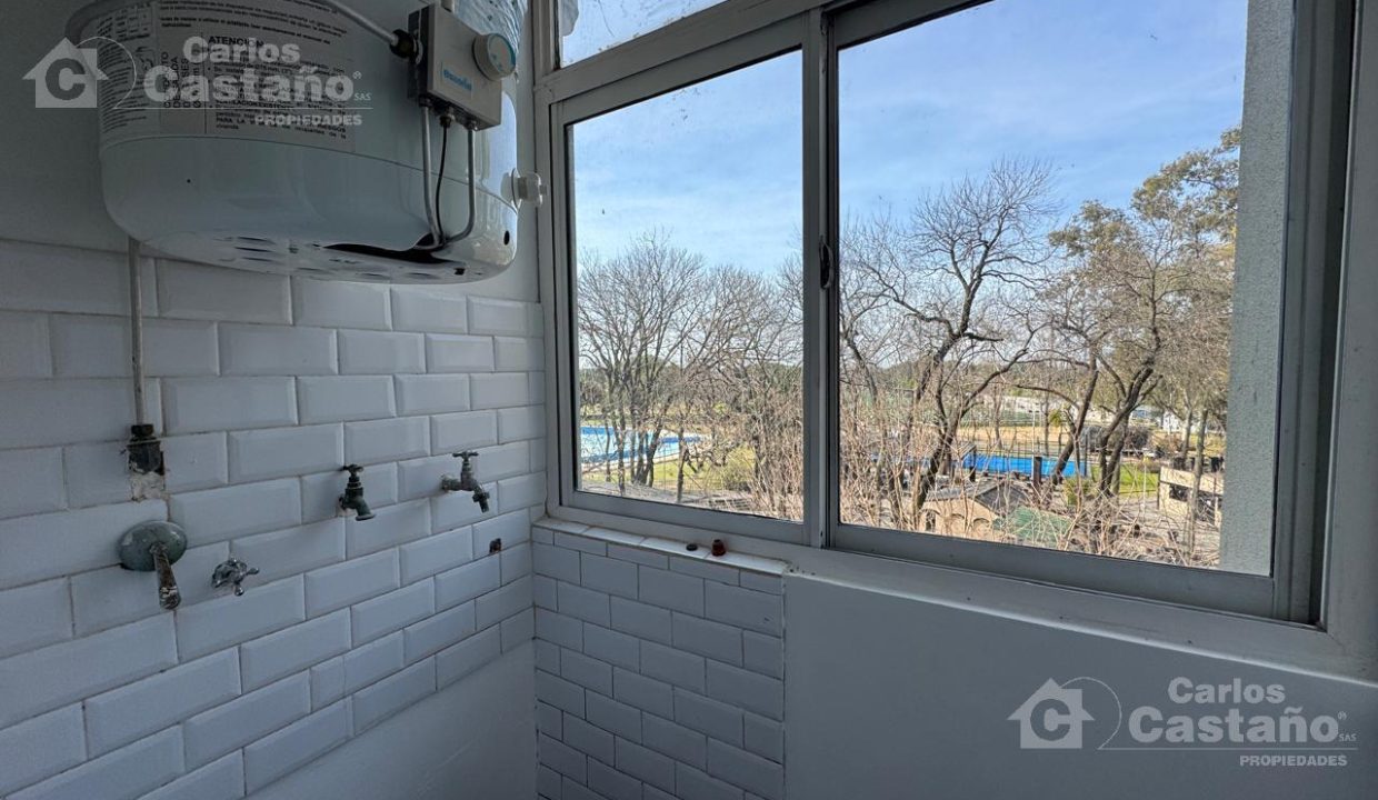 7248256_89110607188221568010802859777020453439156853799034735149405464823708159410546