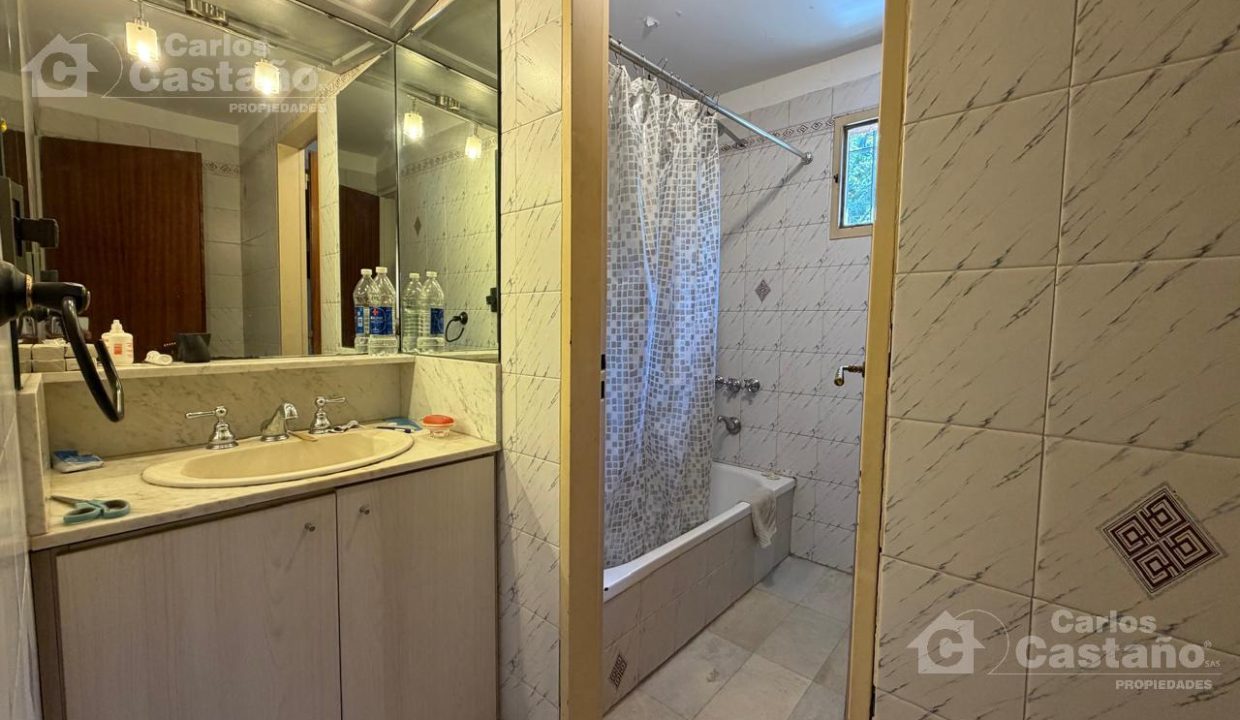 7575630_81321876607114631999892898046919243980638427219963895402023995227641450615882