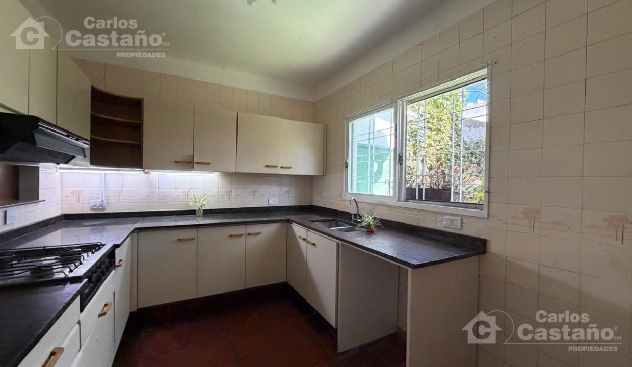 7817277_11690268992118211780488705211023746208581070338331640341698778039870384695505